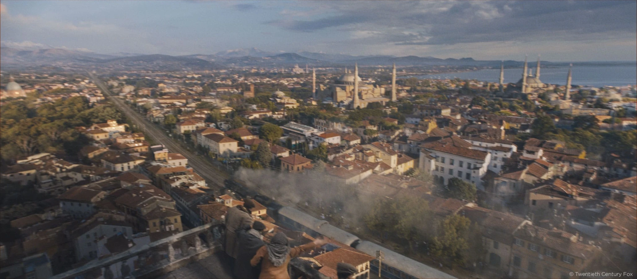 Murder on the Orient express Aerial view of the train passing through Istanbul Raynault vfx