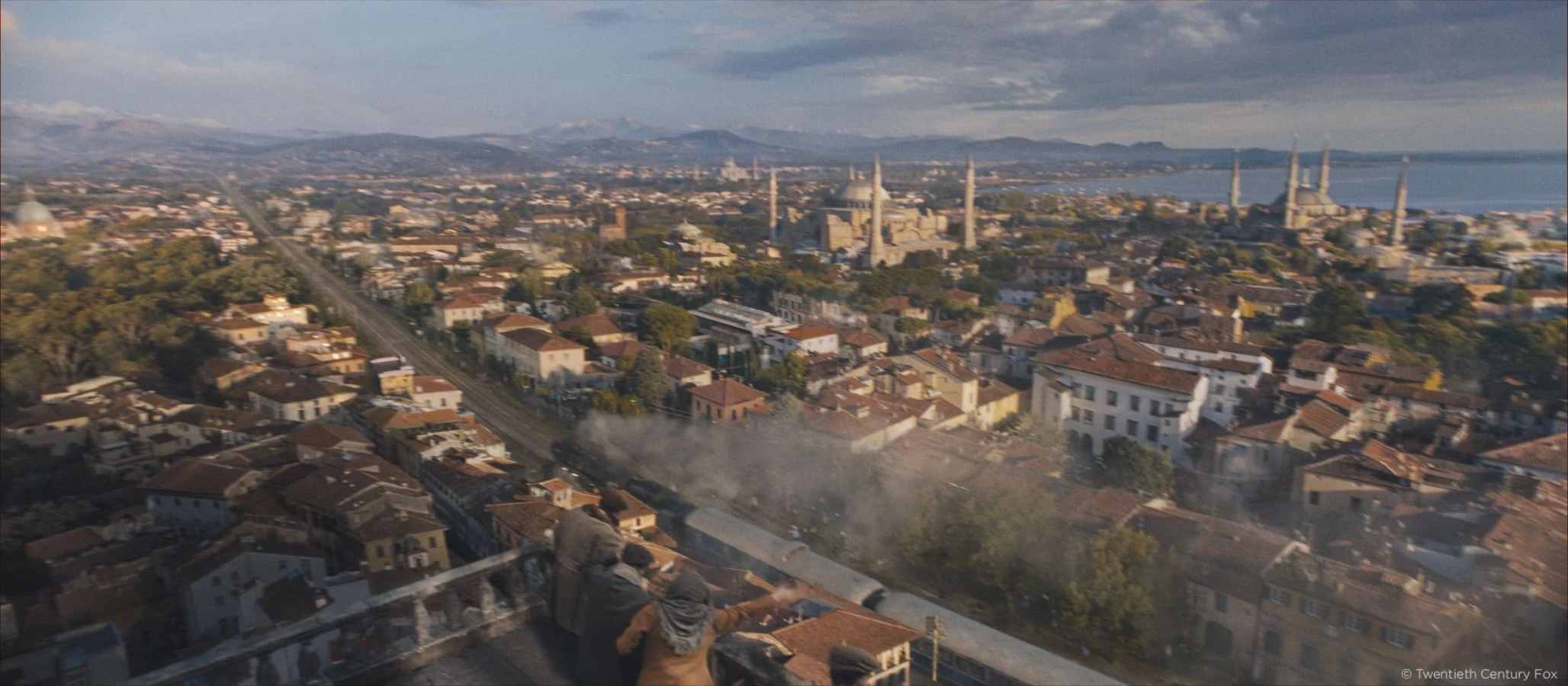  Murder on the Orient express Aerial view of the train passing through Istanbul Raynault vfx 