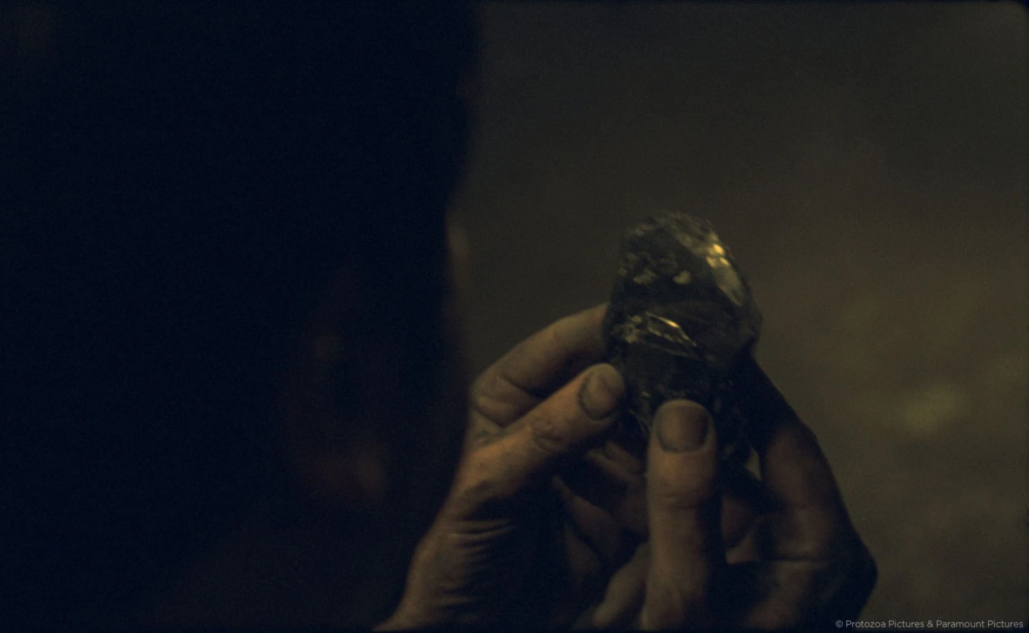 Mother! shot of the cristal diamond hold in hands from Raynault vfx