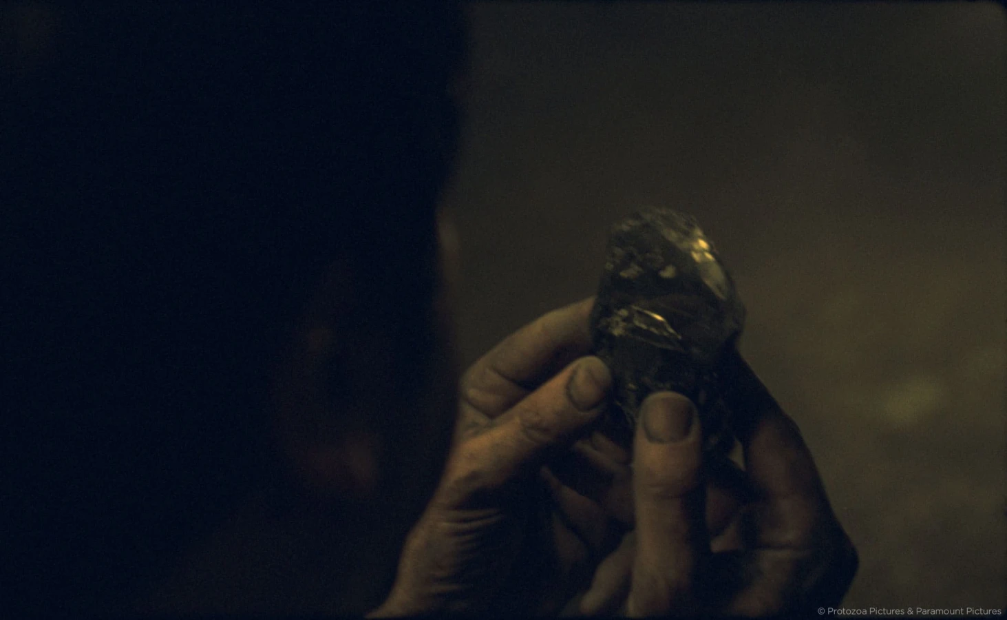  Mother! shot of the cristal diamond hold in hands from Raynault vfx 