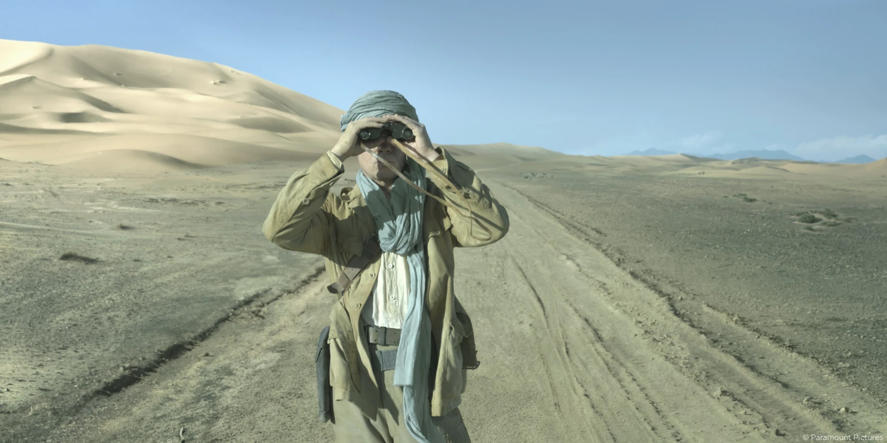 Allied man in desert with binocular in Allied Raynault vfx