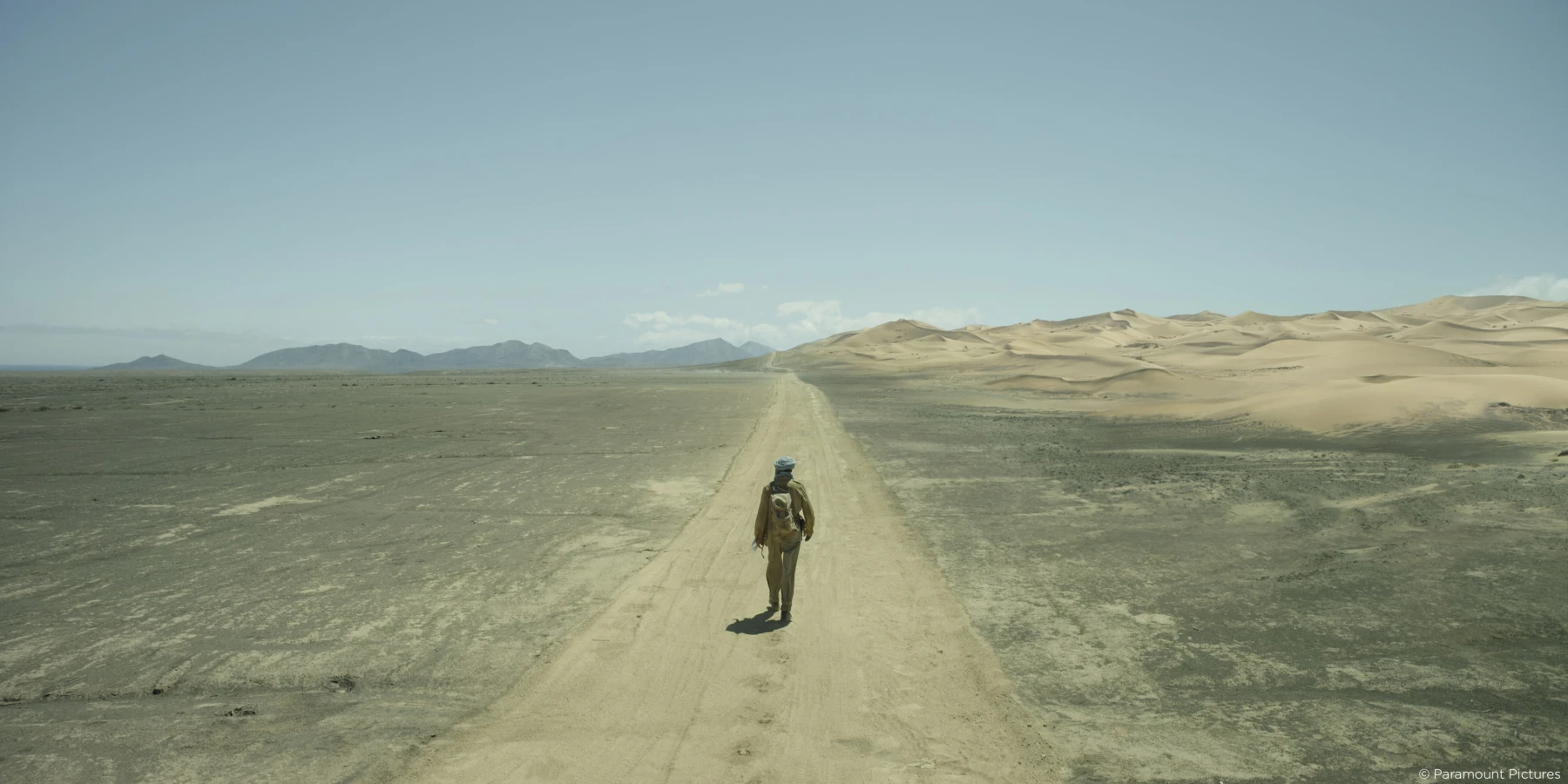 Man walking in desert shot Raynault vfx