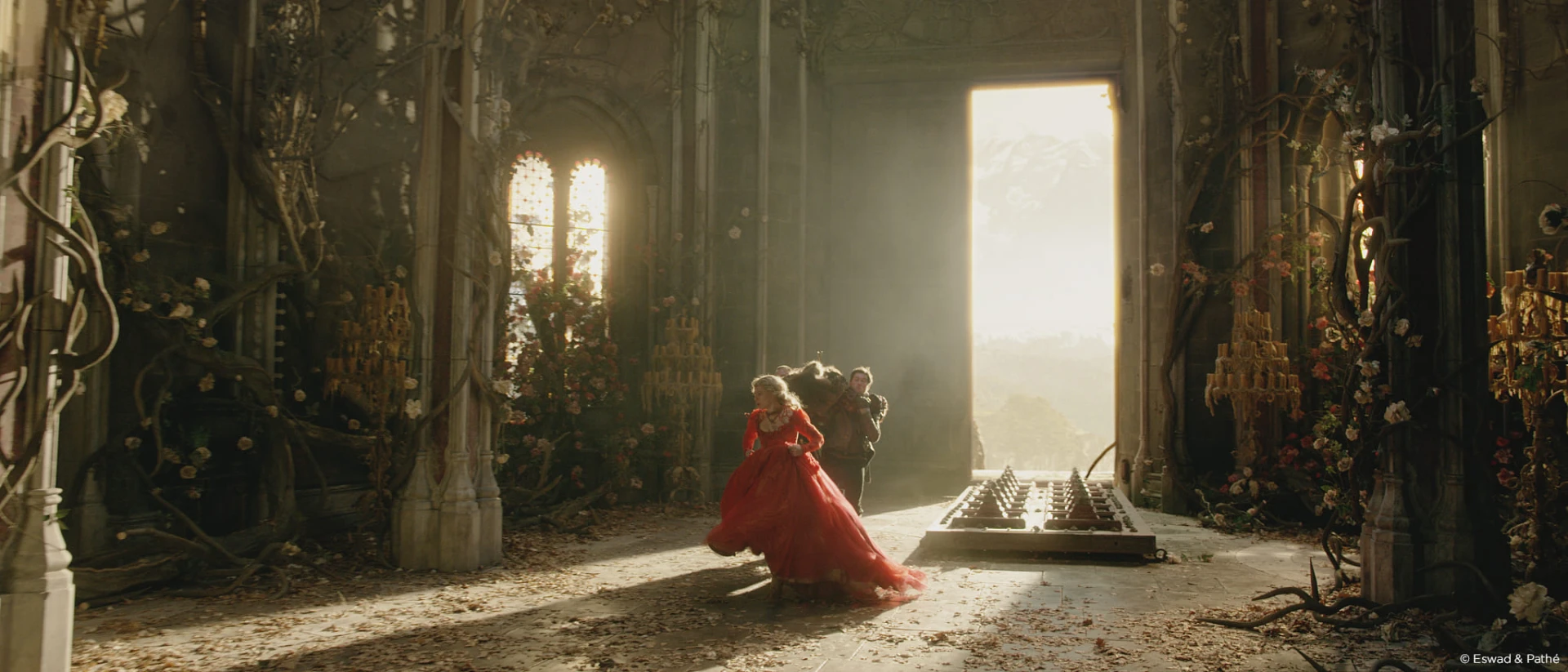 Beauty and the beast, Beauty running  in castle corridor Raynault vfx